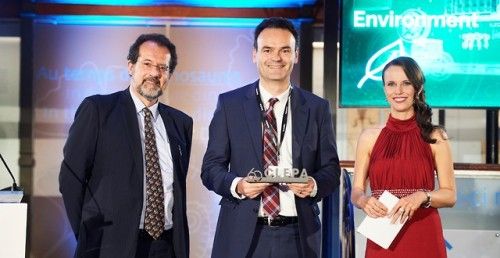 MAHLE e-compressor wins CLEPA Award 2019,  Dr. Otmar Scharrer, Head of Research and Engineering accepts it