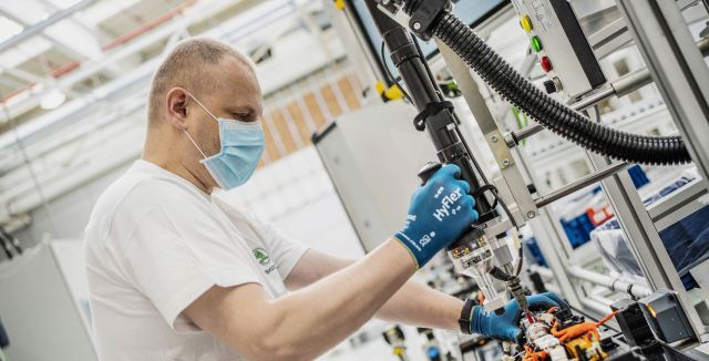 ŠKODA AUTO restarts production of high-voltage traction batteries as planned